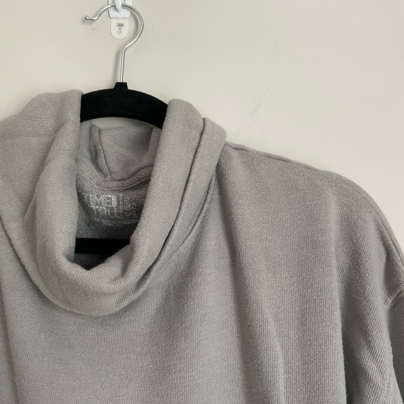 Time & Tru cowl neck light gray sweatshirt. Side pockets, sized small - Picture 2 of 4